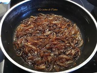 Tortilla de patatas y cebolla con cebolla caramelizada
