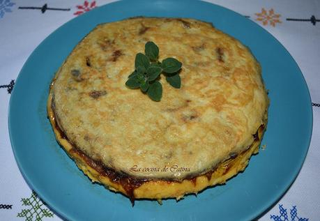 Tortilla de patatas y cebolla con cebolla caramelizada