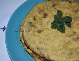 Tortilla de patatas y cebolla con cebolla caramelizada