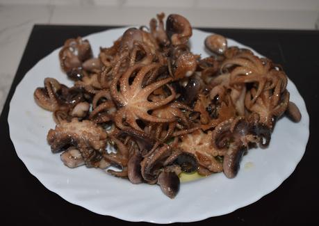 Pulpitos encebollados con patatas Pulpitos encebollados con patatas