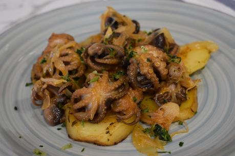 Pulpitos encebollados con patatas Pulpitos encebollados con patatas