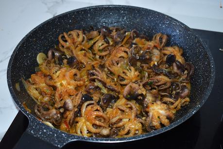 Pulpitos encebollados con patatas Pulpitos encebollados con patatas