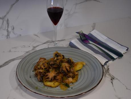 Pulpitos encebollados con patatas Pulpitos encebollados con patatas