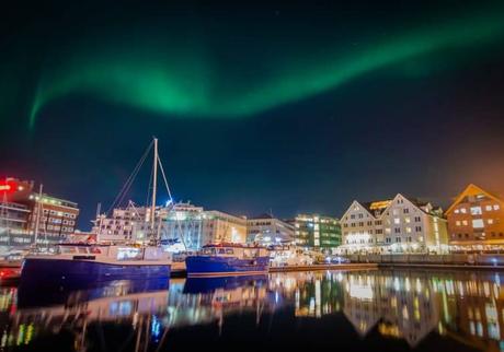 ¿En qué zona alojarse en Tromsø? Aurora boreal (Aurora Boreal) sobre el puerto de Tromsø (Noruega)