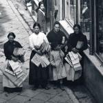 Vendedoras de periódicos, como El Cantábrico o El Pueblo Cántabro, en el centro de Santander a principios del siglo xx