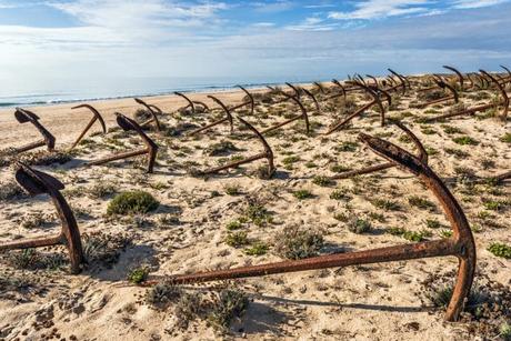 Cementerio de las anclas en la playa Praia Do Barril en Santa Luzia, Algarve, Portugal, Europa