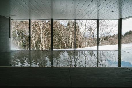 Snow Peak Field Suite Spa HEADQUARTERS Baño interior en el gran baño público.