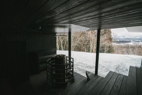 Snow Peak Field Suite Spa HEADQUARTERS Una sala de sauna única con una estufa de sauna que la rodea como una hoguera.