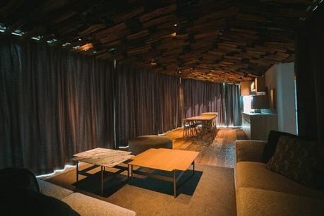 Snow Peak Field Suite Spa HEADQUARTERS Vista interior de la suite de la villa con las cortinas cerradas.