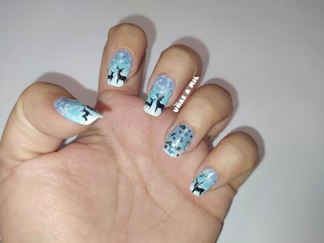Diseño de uñas con copos de nieve y renos
