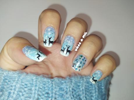 Diseño de uñas con copos de nieve y renos