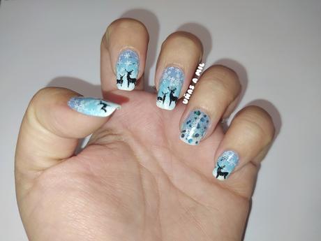 Diseño de uñas con copos de nieve y renos