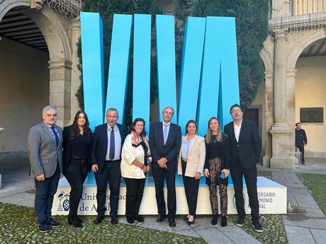 Un grupo de personas posando delante de un puente    Descripción generada automáticamente