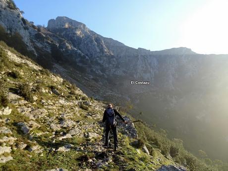 Arenas de Cabrales-Nava-El Jorcáu del Cuernu-Lles