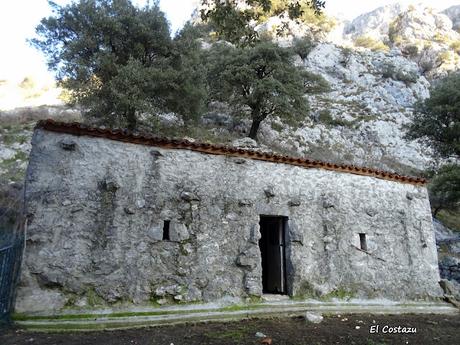 Arenas de Cabrales-Nava-El Jorcáu del Cuernu-Lles