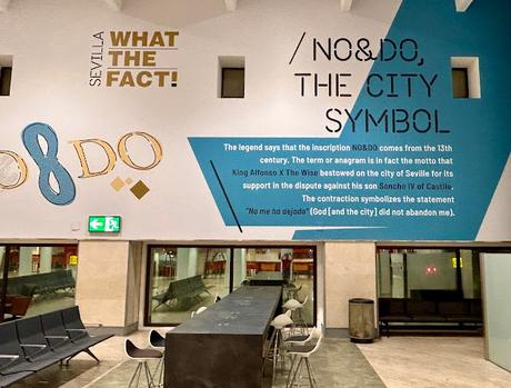 Explicando el NO&DO, en el aeropuerto, a los visitantes de Sevilla.