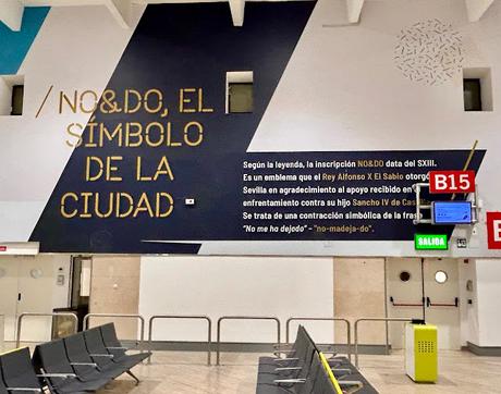 Explicando el NO&DO, en el aeropuerto, a los visitantes de Sevilla.