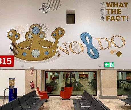Explicando el NO&DO, en el aeropuerto, a los visitantes de Sevilla.