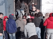 (video) Pobladores Mexquitic saquean tráiler mientras conductor descansaba