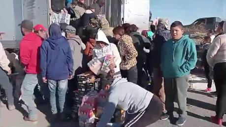 (video) Pobladores de Mexquitic saquean tráiler mientras conductor descansaba
