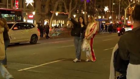 Frenesí fotográfico en el Passeig de Gràcia mientras está el semáforo en rojo