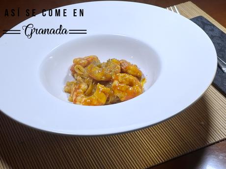 Noodles de arroz con gambas a la crema de cava