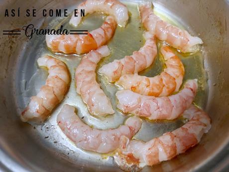 Noodles de arroz con gambas a la crema de cava