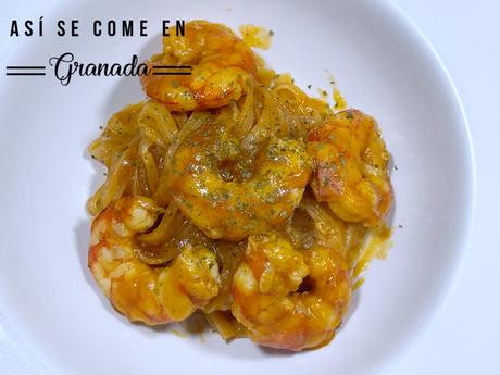 Noodles de arroz con gambas a la crema de cava