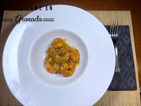 Noodles de arroz con gambas a la crema de cava