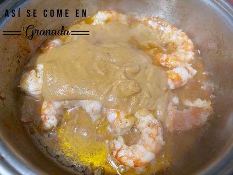 Noodles de arroz con gambas a la crema de cava