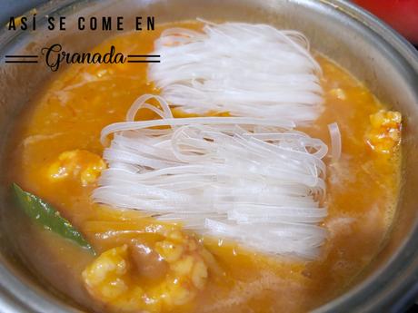 Noodles de arroz con gambas a la crema de cava