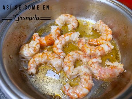 Noodles de arroz con gambas a la crema de cava