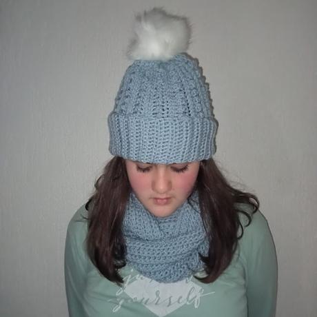 COLECCIÓN CHÉSTER, BEANIE Y CUELLO INFINITO CELESTE