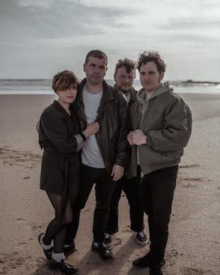 Triángulo de Amor Bizarro - Cómprate un yate (2023) Triángulo de Amor Bizarro - Cómprate un yate (2023)