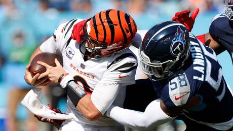 ¿Qué es un facemask? QB Joe Burrow, Cincinnati Bengals, es tackleado por el LB Harold Landry III, Tennessee Titans