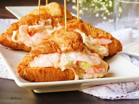 Croissant relleno de gambas con salsa rosa Croissant relleno de gambas con salsa rosa