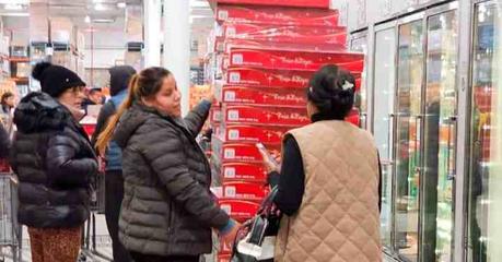 (video) Clientes le quitan sus roscas a una revendedora en un Costco de Tijuana