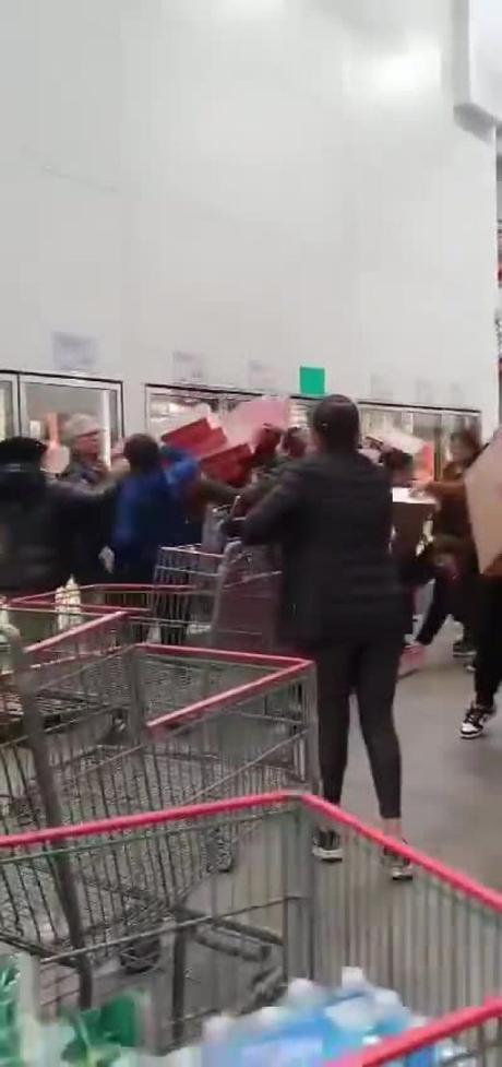 (video) Clientes le quitan sus roscas a una revendedora en un Costco de Tijuana