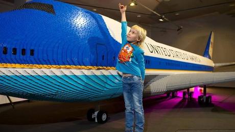 Visita en Barcelona el avión de Lego más grande del mundo