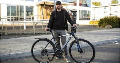 El “hombre que susurra a las bicicletas”… Ortega Smith, reprobado por su agresión a Rubiño, y Baltasares blancos pintados de negro en la cabalgata de los reyes.