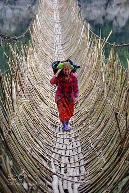 El “hombre que susurra a las bicicletas”… Ortega Smith, reprobado por su agresión a Rubiño, y Baltasares blancos pintados de negro en la cabalgata de los reyes.