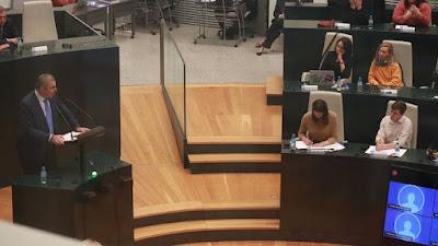 El “hombre que susurra a las bicicletas”… Ortega Smith, reprobado por su agresión a Rubiño, y Baltasares blancos pintados de negro en la cabalgata de los reyes.