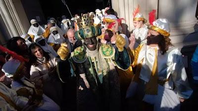 El “hombre que susurra a las bicicletas”… Ortega Smith, reprobado por su agresión a Rubiño, y Baltasares blancos pintados de negro en la cabalgata de los reyes.