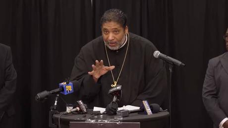 El obispo William Barber alza su voz ante la discriminación por discapacidad que sufrió en un cine de la cadena AMC