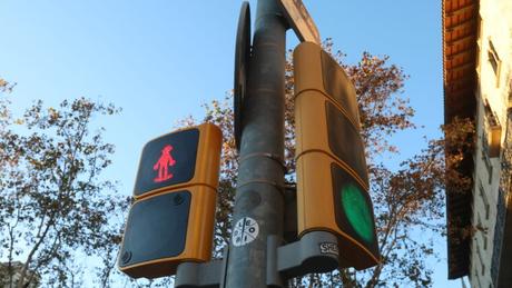 Mortadelo y Filemón también guían el tráfico peatonal en L’Eixample