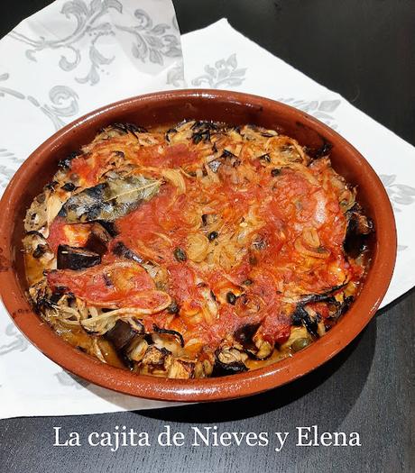 Pollo asado con berenjenas, tomate y alcaparras