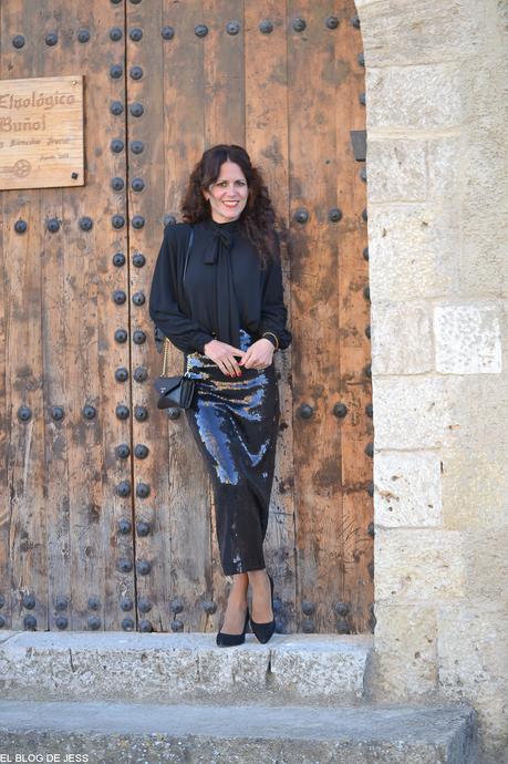 FALDA DE LENTEJUELAS EN COLOR NEGRO. FALDA DE LENTEJUELAS EN COLOR NEGRO.