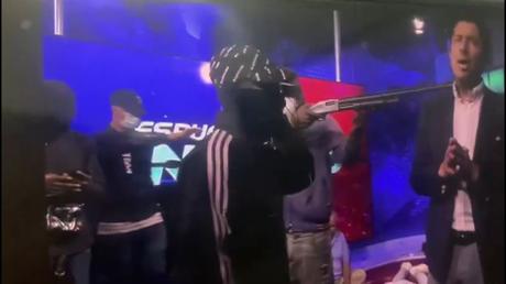 Un grupo de encapuchados toma con armas el canal de televisión TC de Ecuador