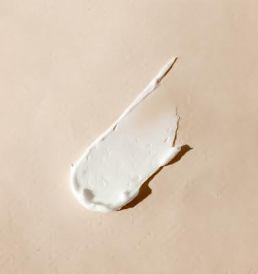 Porción de crema extendida sobre una superficie