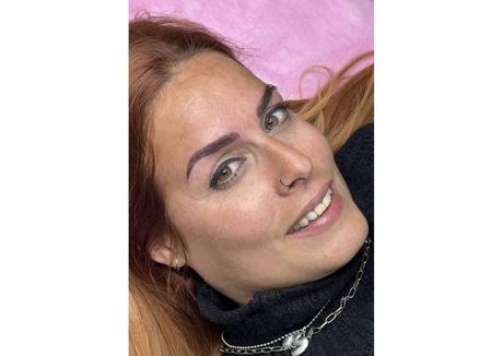 Curso de microblading de cejas y de extensiones de pestañas, en Cynthia Micro & Beauty Curso de microblading de cejas y de extensiones de pestañas, en Cynthia Micro & Beauty